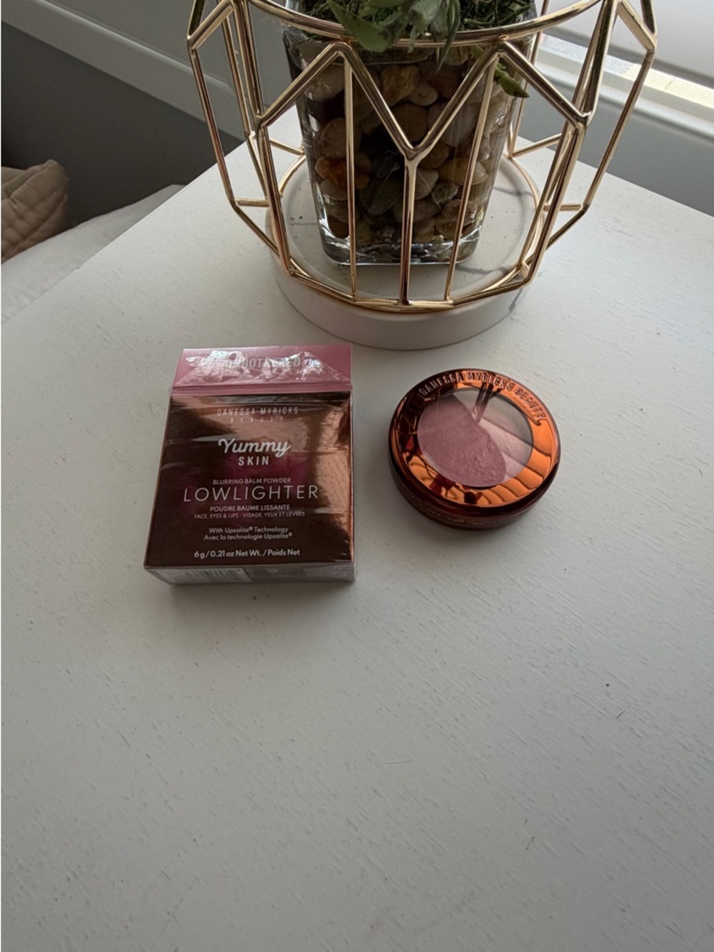 Yummy
SKIN
BLURRING BALM POWDER
LOWLIGHTER

UNBUTMERED